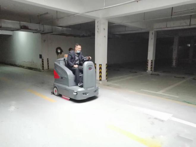 荆州小区物业保洁不用人力改用驾驶式洗地机了